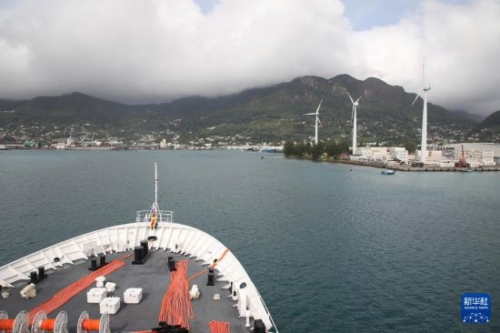 7月5日，中國(guó)海軍“和平方舟”號(hào)醫(yī)院船抵達(dá)塞舌爾維多利亞新港碼頭。新華社發(fā)（劉志磊 攝）