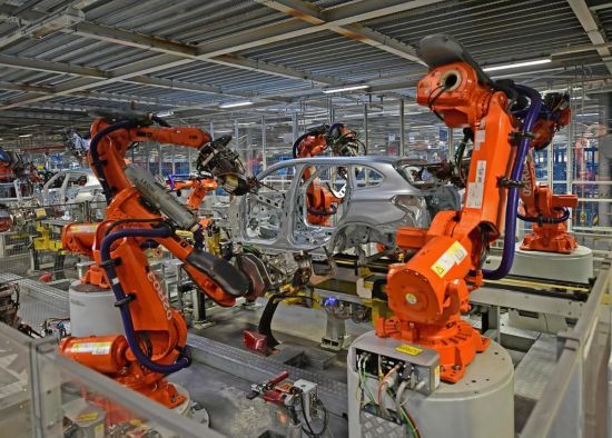 在華晨寶馬沈陽(yáng)鐵西工廠車(chē)身車(chē)間，機(jī)器臂在焊接車(chē)身（2022年2月16日攝）。新華社記者 楊青 攝