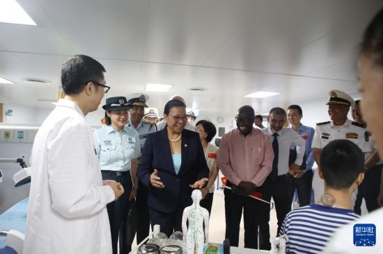 7月5日，塞舌爾衛(wèi)生部長(zhǎng)維多在中國(guó)海軍“和平方舟”號(hào)醫(yī)院船上參觀中醫(yī)診室。新華社發(fā)（劉志磊 攝）