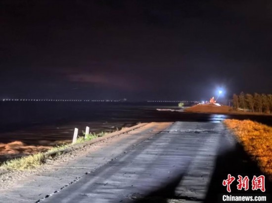  7月6日凌晨，湖南岳陽(yáng)華容縣團(tuán)洲垸洞庭湖一線堤防決口現(xiàn)場(chǎng)。中新社記者 白祖偕 攝