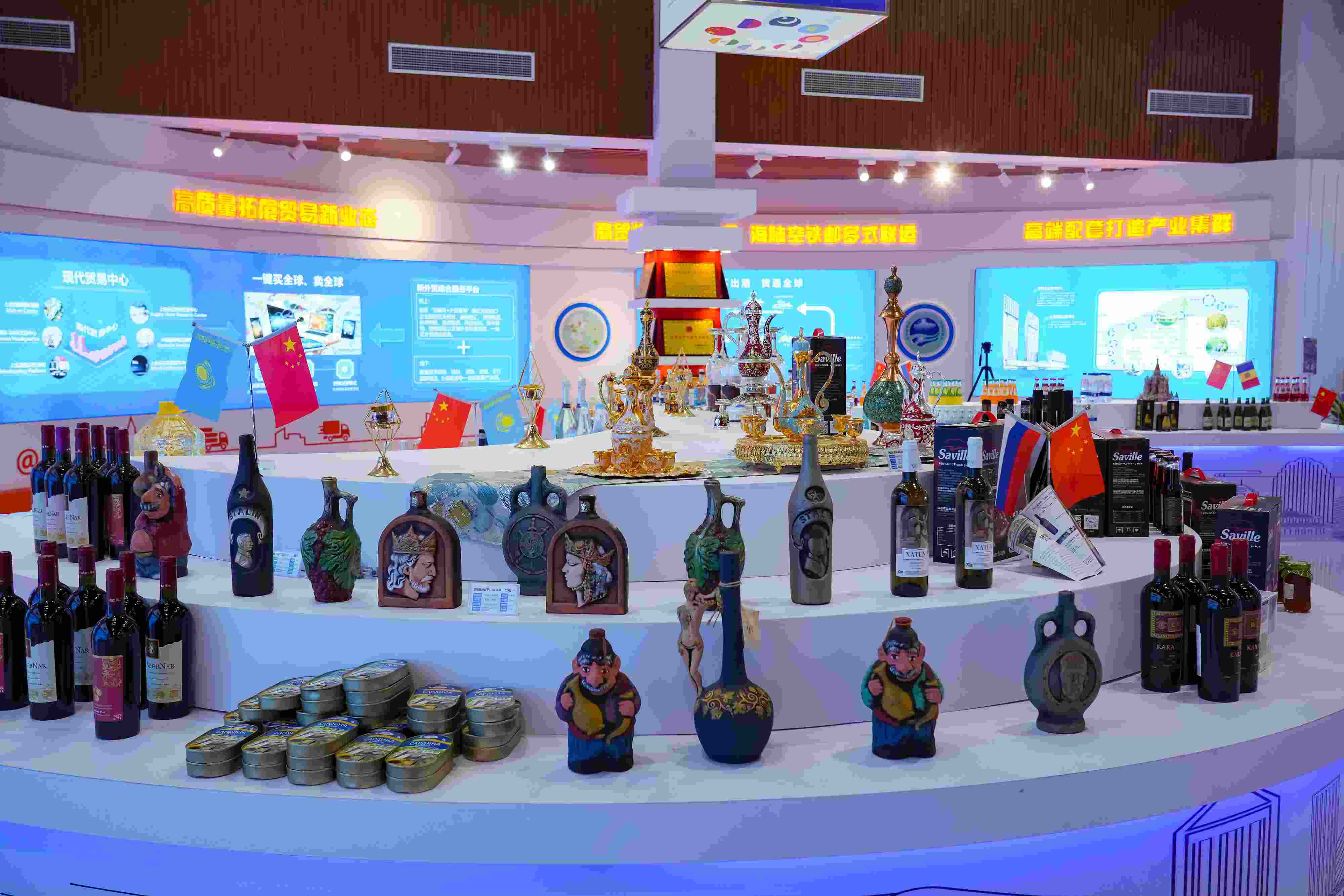 2022年10月19日，青島，上合示范區(qū)展出的上合組織國家特色商品。