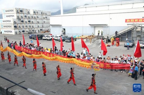 這是7月5日在塞舌爾維多利亞新港碼頭拍攝的歡迎儀式。新華社發(fā)（劉志磊 攝）