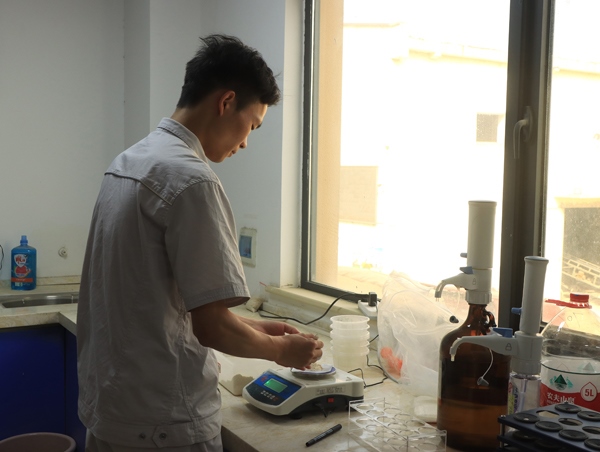 武漢直屬庫租倉點(diǎn)質(zhì)檢員正在對小麥進(jìn)行質(zhì)量檢測。受訪者供圖