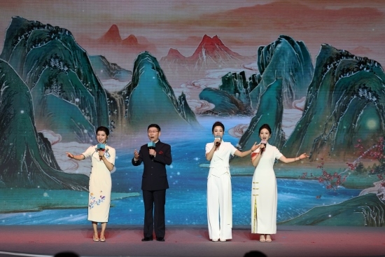 四位戲曲演員同臺獻唱。