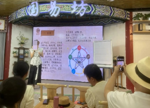 葉姓講師為學(xué)員講“相”。人民網(wǎng) 劉文邦攝