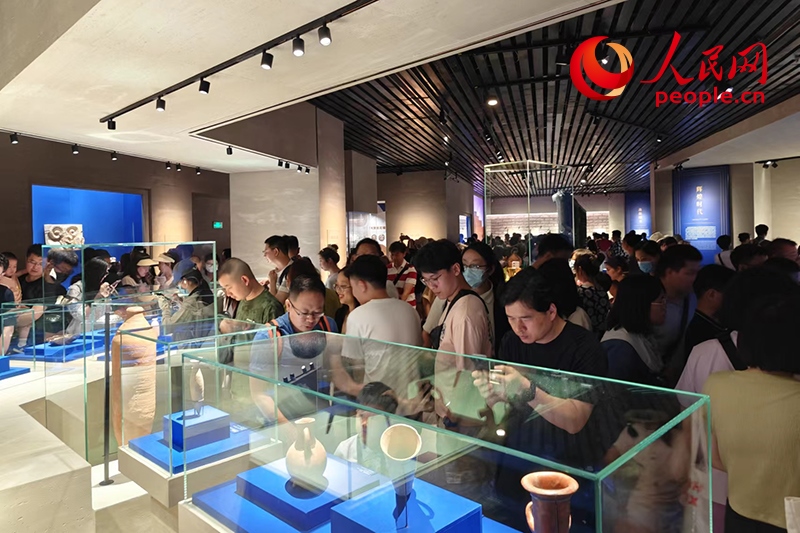 游客在上海博物館人民廣場(chǎng)館內(nèi)參觀。人民網(wǎng)記者 韋衍行攝