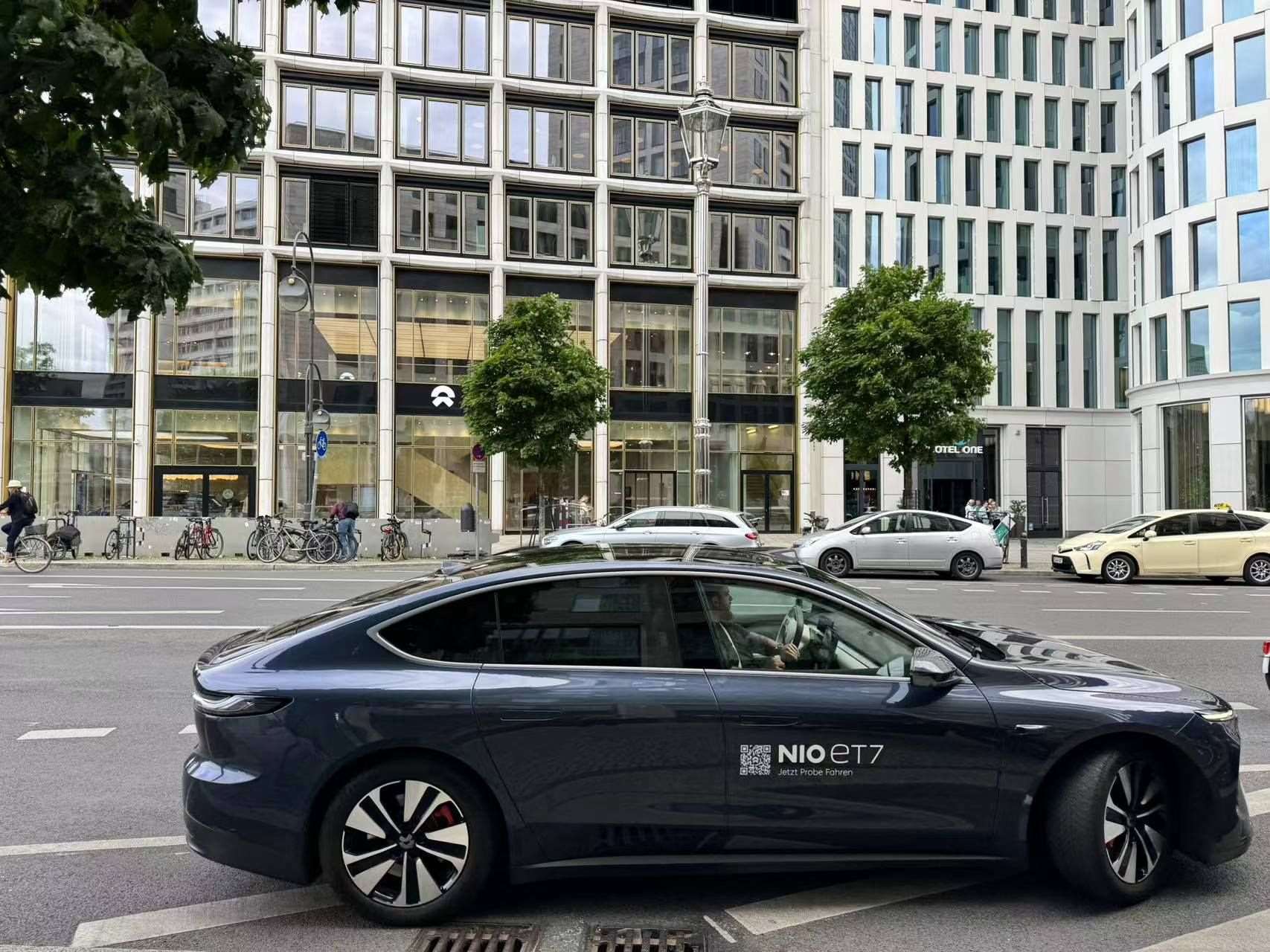消費者在蔚來柏林智能駕駛中心前試駕電動汽車。 人民網(wǎng)記者 李強攝