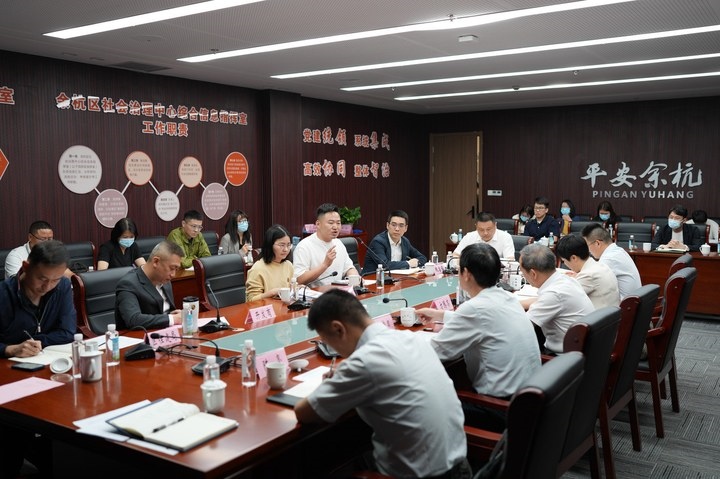 由浙江省信訪局和相關(guān)部門負(fù)責(zé)人組成的下訪團(tuán)在杭州市余杭區(qū)社會(huì)治理中心接待來訪群眾。新華社記者 翁忻旸 攝
