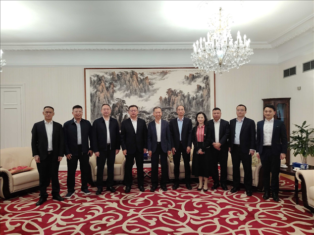 中國駐瑞典大使崔愛民（左五）會見中國中鐵股份有限公司總裁陳文健一行并合影。中國駐瑞典大使館供圖