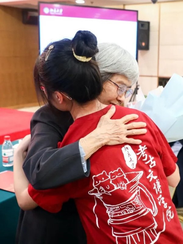 2023年，在校友向母校捐贈(zèng)儀式上，鐘芳蓉與樊錦詩(shī)擁抱。校方供圖