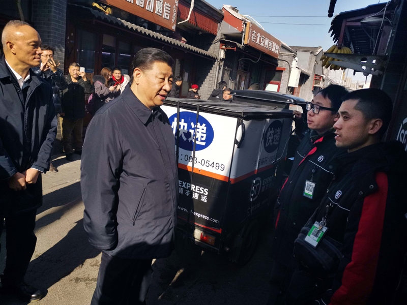 2019年2月1日，習(xí)近平總書記在北京前門石頭胡同的快遞服務(wù)點，看望仍在工作的“快遞小哥”。
