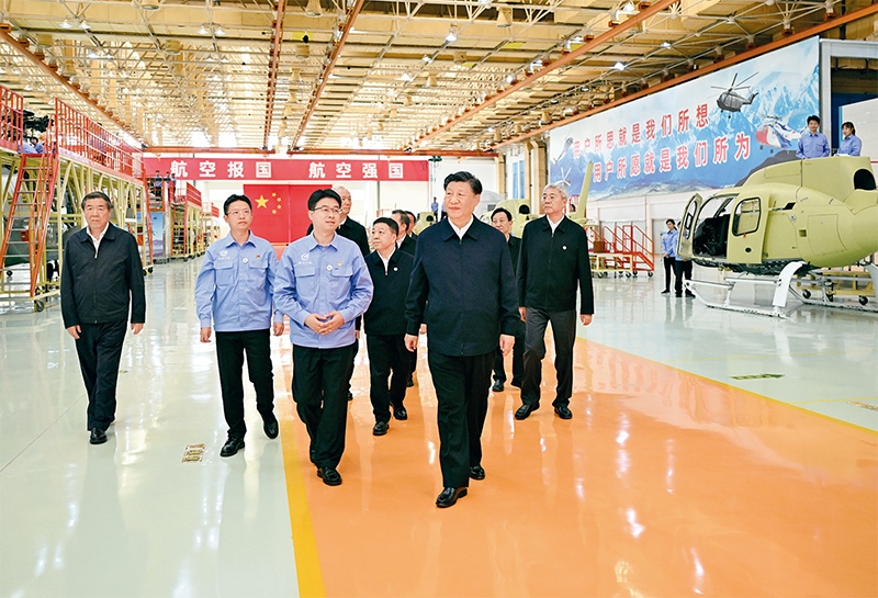 2023年10月10日至13日，中共中央總書記、國家主席、中央軍委主席習近平在江西考察。這是11日上午，習近平在景德鎮(zhèn)市昌河飛機工業(yè)（集團）有限公司考察。 新華社記者 燕雁/攝