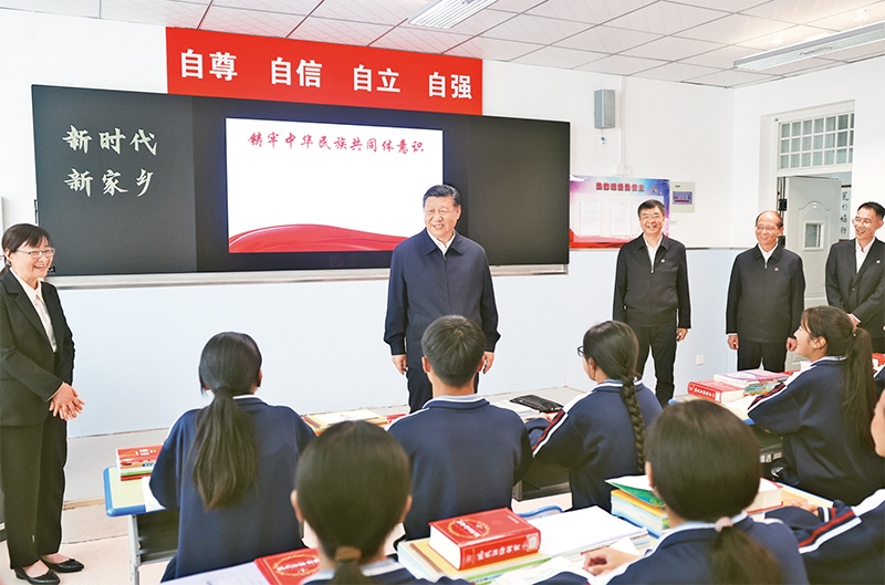 2024年6月18日至19日，中共中央總書記、國家主席、中央軍委主席習近平在青海考察。這是18日下午，習近平在果洛西寧民族中學高一（1）班觀摩“新時代、新家鄉(xiāng)”主題思政課。 新華社記者 鞠鵬/攝