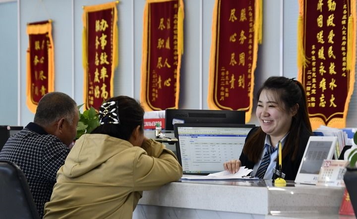 2024年3月25日，北京市大興區(qū)龐各莊鎮(zhèn)政務(wù)服務(wù)中心的工作人員耐心為群眾解答問題。大興區(qū)龐各莊鎮(zhèn)政務(wù)服務(wù)中心用“最多跑一次”的工作理念為企業(yè)和群眾提供了便利化、精準(zhǔn)化、個性化的衍生服務(wù)。新華社記者 李欣 攝