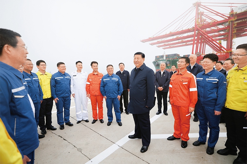 2024年5月22日至24日，中共中央總書記、國家主席、中央軍委主席習近平在山東考察。這是22日下午，習近平在日照港親切慰問港口科技工作者、運營人員、航運人員。 新華社記者 鞠鵬/攝