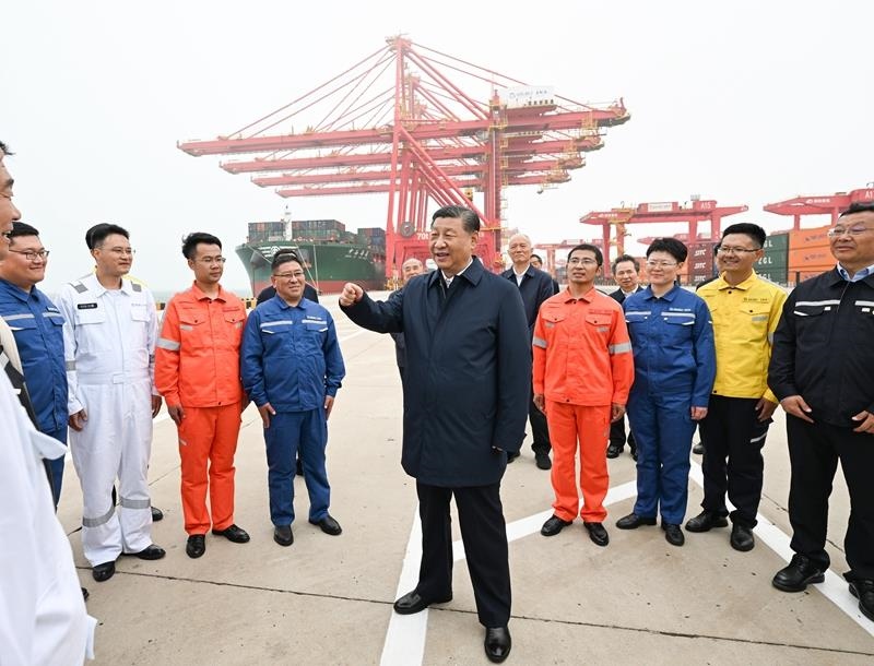△2024年5月22日，習(xí)近平總書記在山東日照港親切慰問港口科技工作者、運營人員、航運人員。