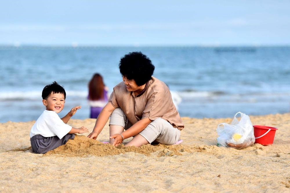 △山東日照陽光海岸綠道沙灘一角。近年來，日照還海于民、還景于民，在保留松林、沙灘、礁石和濕地資源的基礎(chǔ)上，修復(fù)整治生態(tài)岸線，打造出一條長約28公里的陽光海岸綠道，吸引眾多市民游客度假休閑。