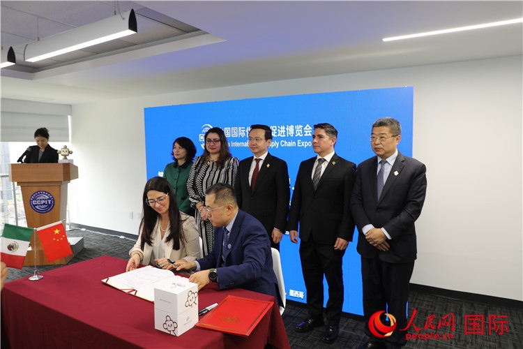 與會(huì)嘉賓簽署關(guān)于共同促進(jìn)墨西哥企業(yè)參加第二屆鏈博會(huì)合作備忘錄。人民網(wǎng) 埃內(nèi)斯托·多明戈斯攝