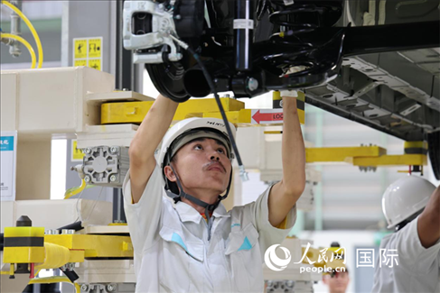 工人在廣汽埃安泰國智能生態(tài)工廠檢查汽車底座。 人民網(wǎng)記者 張矜若 攝