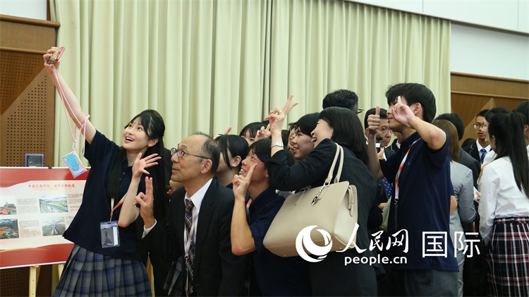 歡迎會(huì)現(xiàn)場，中日小大使歡樂互動(dòng)。人民網(wǎng) 許可攝