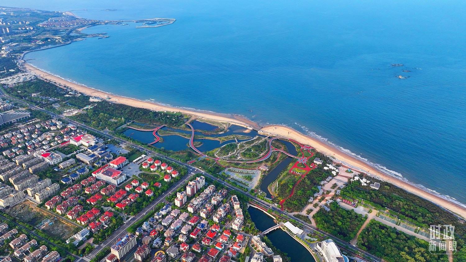 △日照市陽光海岸綠道。近年來，日照市對沿海裸露場地及岸線破損處進(jìn)行生態(tài)修復(fù)，建成約28公里的陽光海岸綠道，為市民和游客提供了運(yùn)動休閑好去處。（總臺央視記者范凱拍攝）