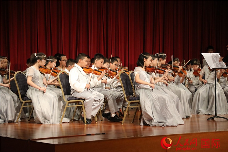 北京市學(xué)生金帆藝術(shù)團的學(xué)生們演奏音樂。人民網(wǎng)記者 李志偉攝