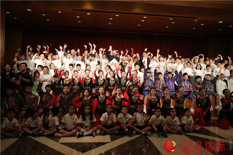 中美青少年藝術(shù)交流匯演活動結(jié)束后，嘉賓們與學(xué)生們合影。人民網(wǎng)記者 李志偉攝