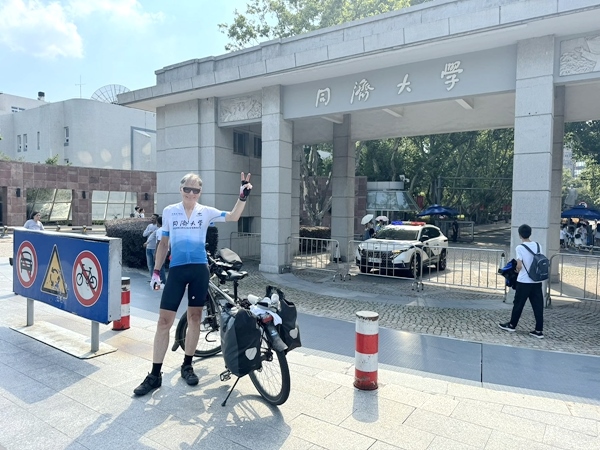 近日，同濟大學建筑與城市規(guī)劃學院Ole Bouman教授順利抵達上海。校方供圖
