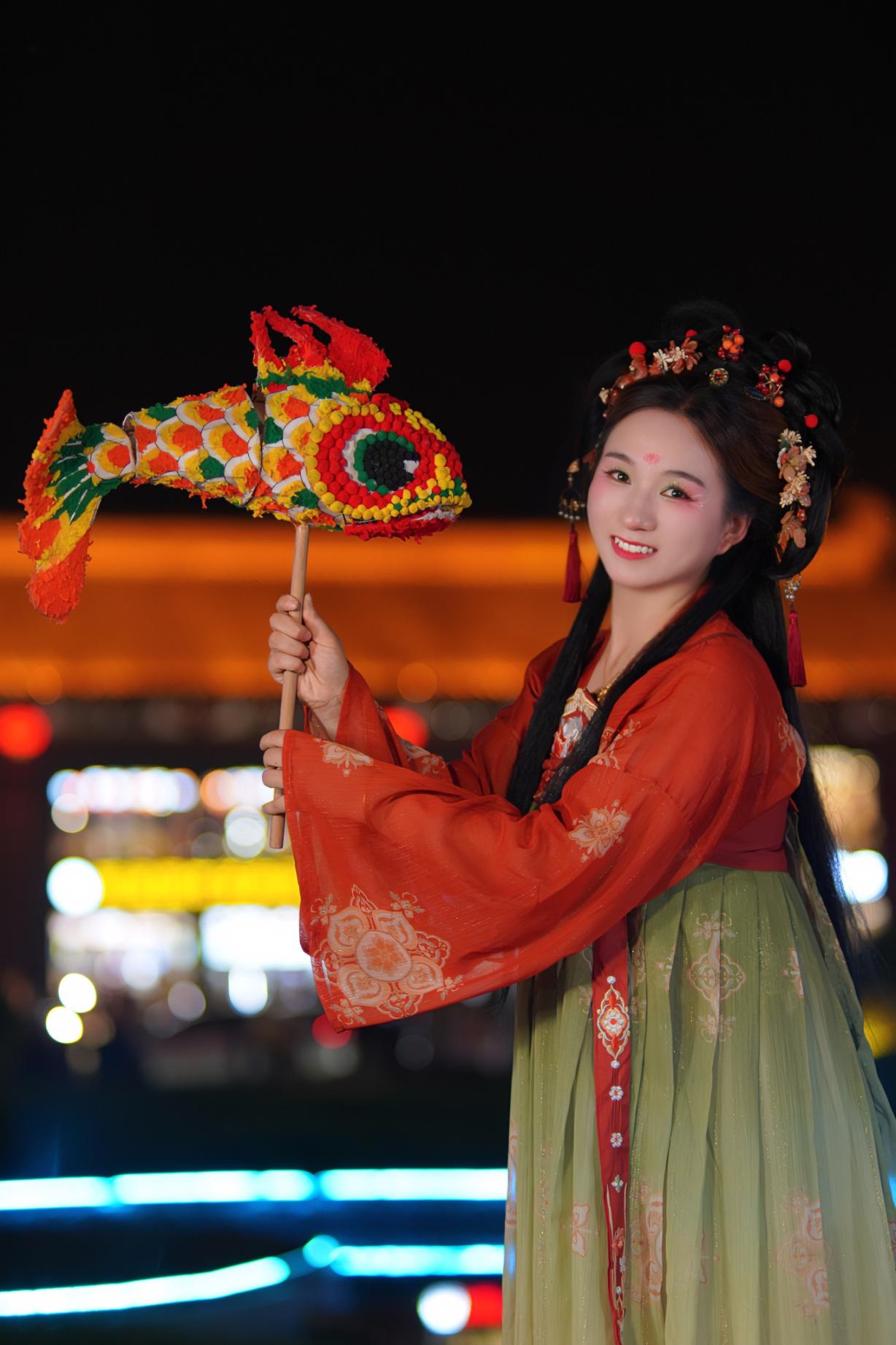 游客身穿漢服漫步在西安大唐不夜城。受訪者供圖