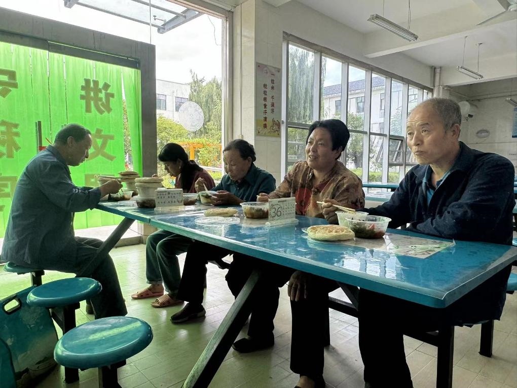 圖為鳳縣河口鎮(zhèn)中心小學(xué)臨時(shí)安置點(diǎn)內(nèi)正在吃飯的受災(zāi)群眾。新華社記者 劉彤 攝