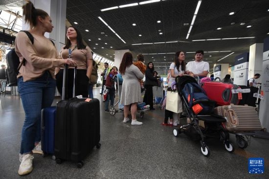 7月19日，受影響航班的旅客在巴西首都巴西利亞機(jī)場(chǎng)等待。新華社發(fā)（盧西奧·塔沃拉 攝）