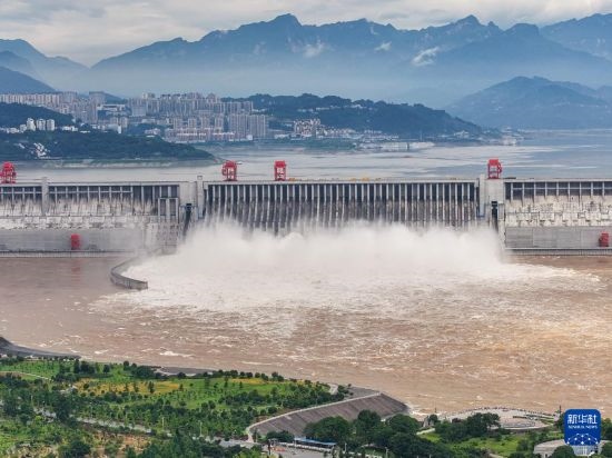 7月20日拍攝的三峽樞紐工程（無(wú)人機(jī)照片）。