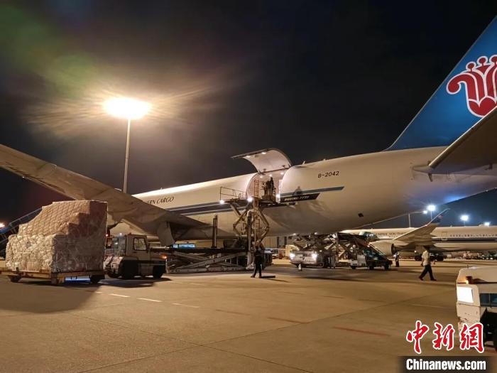 南航物流客機正裝運前往巴黎的跨境電商貨物。南方航空 供圖