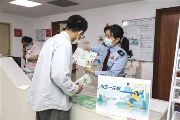 志愿者為葉先生介紹新生兒相關(guān)服務(wù)。云浮市稅務(wù)局供圖