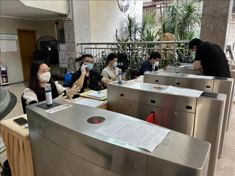 廣州市越秀區(qū)教育局現(xiàn)場(chǎng)審核返區(qū)生辦理材料，采用“提前網(wǎng)上預(yù)約、現(xiàn)場(chǎng)分批辦理”的方式進(jìn)行。廣州市越秀區(qū)教育局供圖