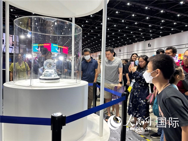 觀眾參觀中國“嫦娥五號”探測器從月球帶回的珍貴樣品。人民網(wǎng)記者簡承淵攝