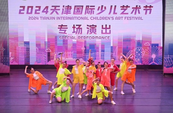 7月22日，來自俄羅斯的舞蹈團(tuán)演員在藝術(shù)節(jié)上展演。新華社記者 趙子碩 攝