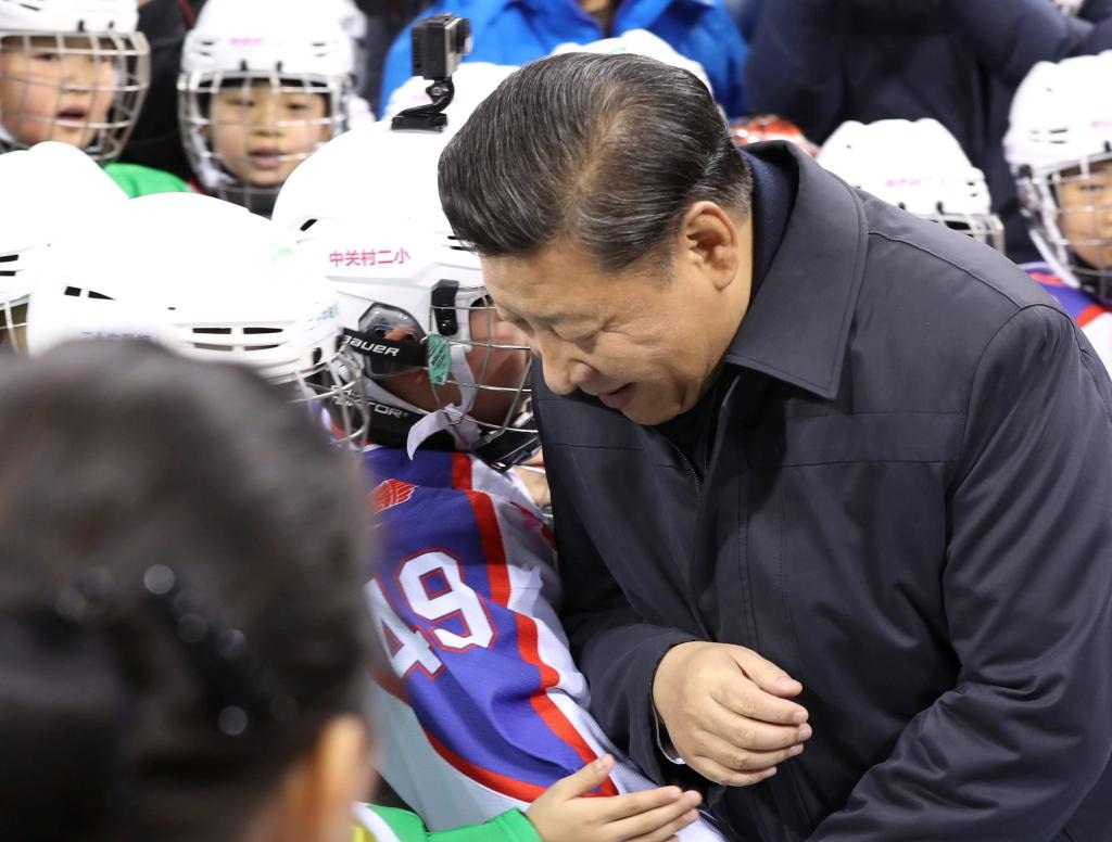 2017年2月24日，習近平總書記在北京五棵松體育中心考察時同青少年冰球愛好者“撞肩”，表示相互問候。新華社記者 丁林 攝