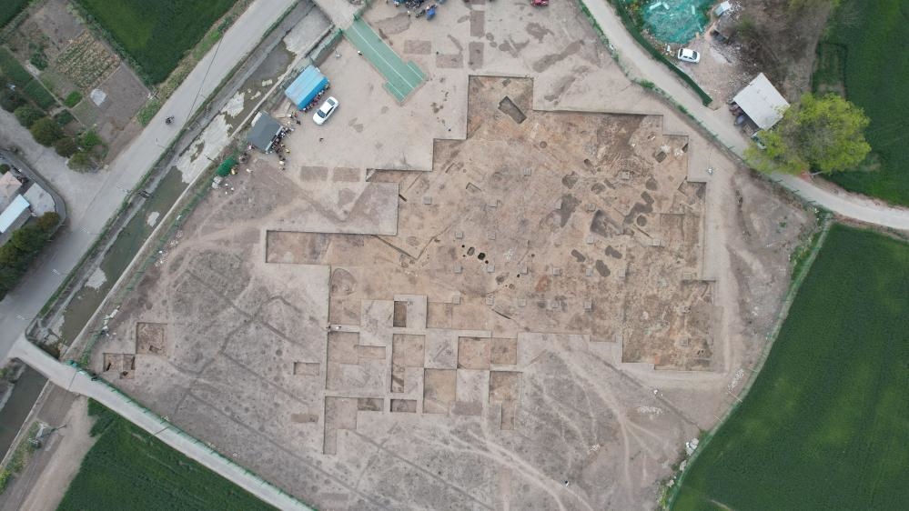 這是2024年3月23日拍攝的四川省廣漢市三星堆遺址發(fā)掘區(qū)（無人機照片）。新華社發(fā)（四川省文物考古研究院供圖）