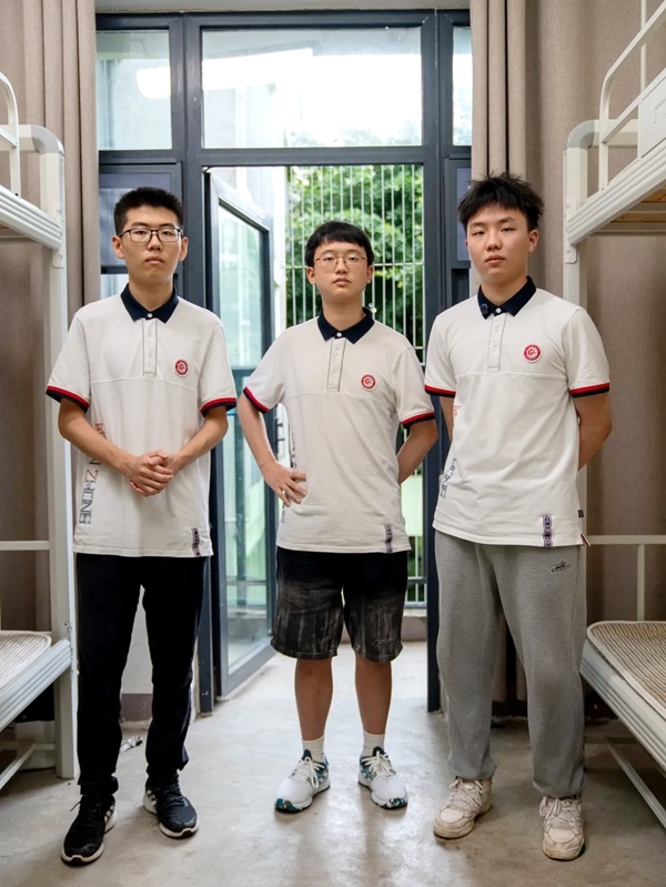 三名同學(xué)在宿舍合影。清華大學(xué)供圖
