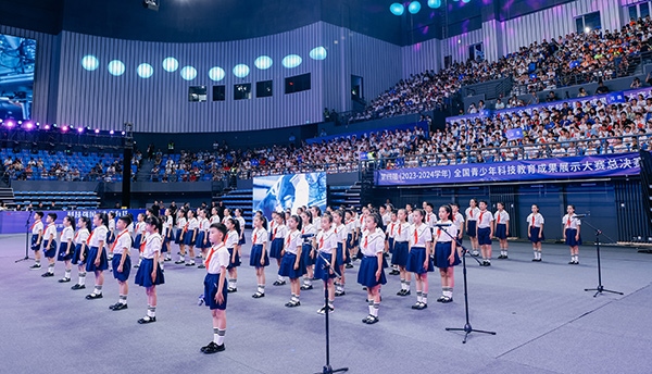 開幕式現(xiàn)場(chǎng)，學(xué)生們朗誦“科技強(qiáng)國(guó) 未來(lái)有我” 。主辦方供圖