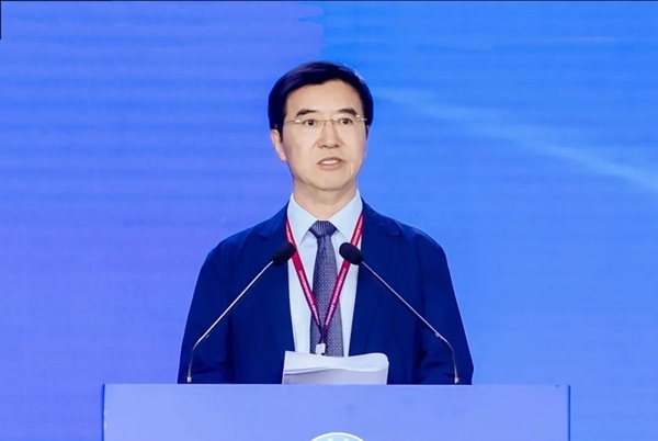 杜玉波在第八屆產(chǎn)教融合發(fā)展大會(huì)上作主旨報(bào)告。中國(guó)高等教育學(xué)會(huì)供圖