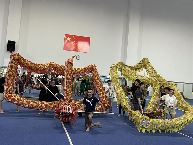 在中國和巴西共迎兩國建交50周年之際，巴西圣保羅州立大學(xué)孔子學(xué)院今年7月成功組織多批、近40名巴西青少年來華進(jìn)行短期訪問交流，圖為訪問團(tuán)成員在中國參加文化體驗(yàn)活動。 巴西圣保羅州立大學(xué)孔子學(xué)院供圖