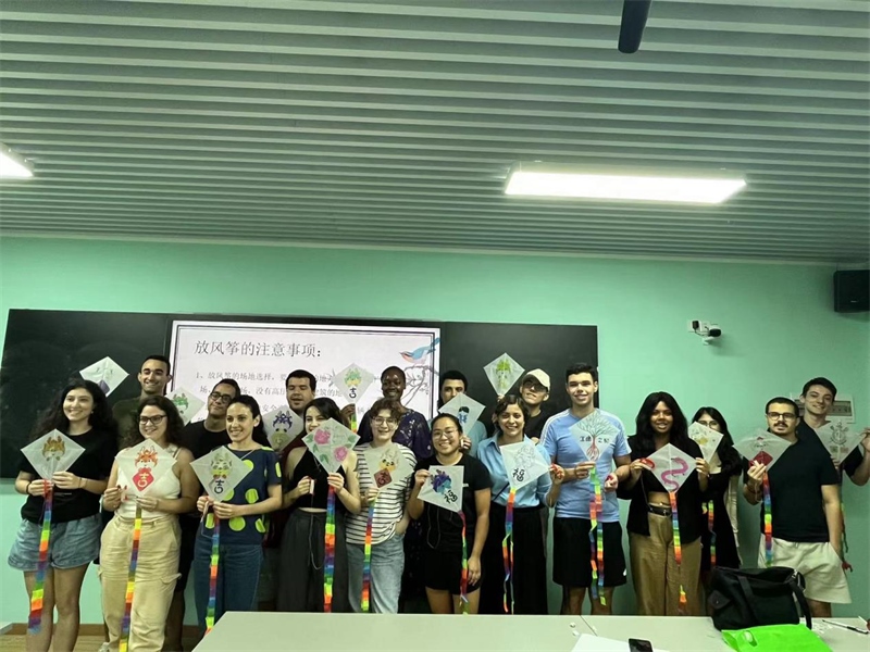 在中國和巴西共迎兩國建交50周年之際，巴西圣保羅州立大學(xué)孔子學(xué)院今年7月成功組織多批、近40名巴西青少年來華進(jìn)行短期訪問交流，圖為訪問團(tuán)成員參加文化體驗(yàn)活動。 巴西圣保羅州立大學(xué)孔子學(xué)院供圖