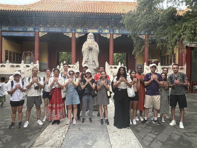在中國和巴西共迎兩國建交50周年之際，巴西圣保羅州立大學(xué)孔子學(xué)院今年7月成功組織多批、近40名巴西青少年來華進(jìn)行短期訪問交流，圖為訪問團(tuán)成員參加文化體驗(yàn)活動。 巴西圣保羅州立大學(xué)孔子學(xué)院供圖