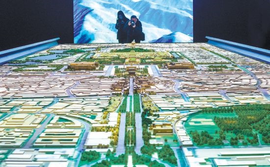首都博物館“輝煌中軸”展廳內(nèi)，十六米長的中軸線沙盤，配以立體投影技術(shù)，展現(xiàn)北京中軸線之壯美。 本報記者 武亦彬攝
