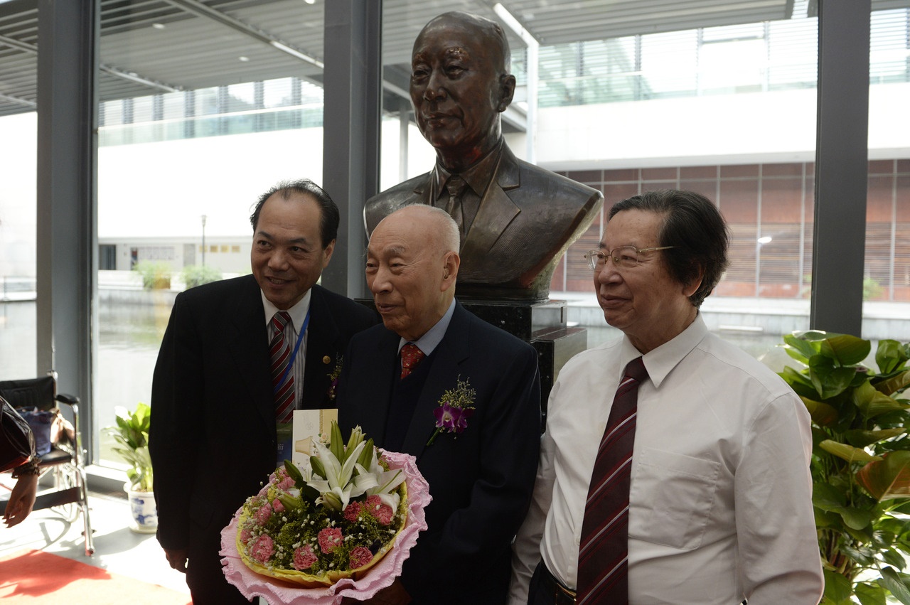 2014年7月31日，“寧波幫”代表人士李達三（中）在自己的塑像前留影。圖片來源：新華社