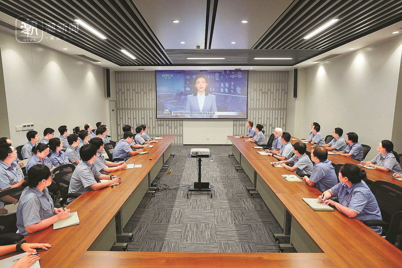 2024年8月1日晚，寧波永新光學(xué)股份有限公司員工集體觀看央視《新聞聯(lián)播》關(guān)于國家主席習(xí)近平給包陪慶、曹其鏞等祖籍寧波的香港企業(yè)家回信的報道。潮新聞記者 賀元凱 彭鵬 周旭輝 攝