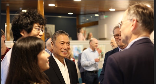 盧中見與嘉賓交流中國畫。許晉熙攝