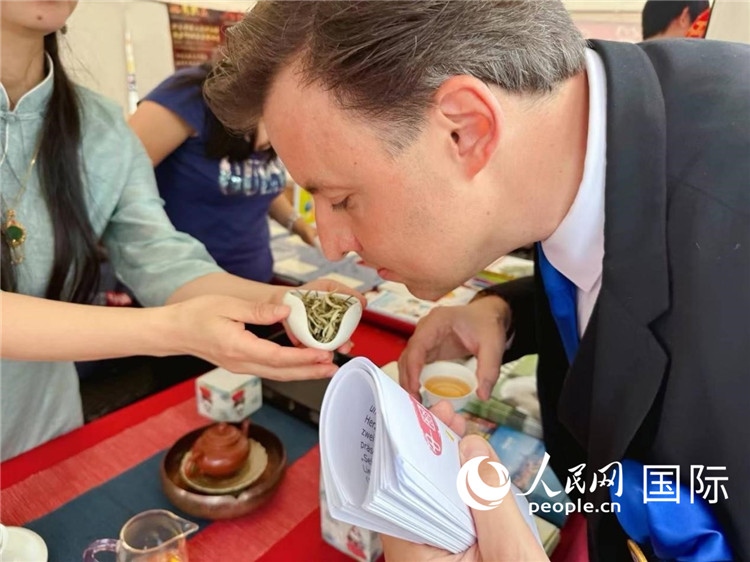 德國市民品鑒中國茶。人民網(wǎng)記者 劉赫攝